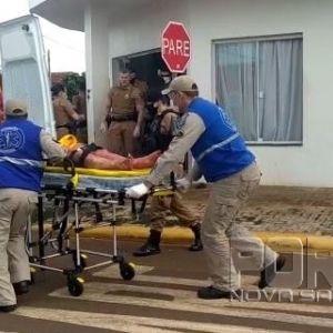 A mulher sendo encaminhada em estado grave. (Fotos: Bogopni/Portal Nova Santa Rosa/Radar B.O.