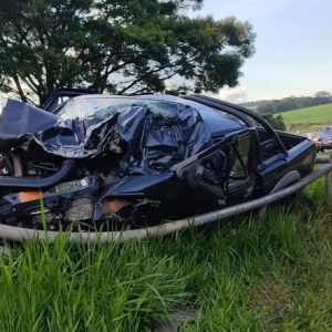 Homem morreu após colidir contra placas de sinalização na BR-467, em Cascavel — Foto: PRF/Divulgação