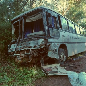 Duas pessoas que estavam no ônibus ficaram feridas após acidente em Mandaguaçu — Foto: Corpo de Bombeiros/Divulgação