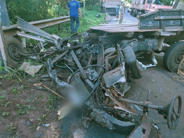 Cabione de caminhão ficou totalmente destruída após batida na PR-218, em Mandaguaçu — Foto: Corpo de Bombeiros/Divulgação
