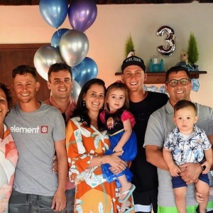 Alvaro (à esquerda) com a família em Palmares do Sul. — Foto: Arquivo pessoal