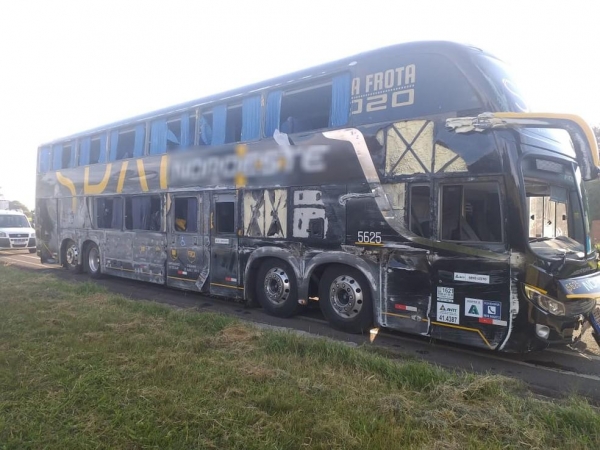 Ônibus tombou e onze pessoas ficaram feridas, segundo a PRE — Foto: Fábio Ângelo/RPC