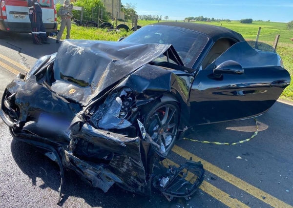 Porshe ficou destruído após acidente em Santo Inácio — Foto: Operações aéreas Samu 192/Divulgação