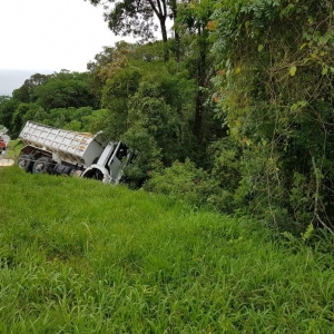 Acidente envolveu um carro e um caminhão, em Araucária, na PR-423 — Foto: Divulgação/BPMOA