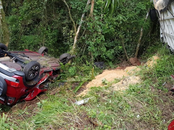 Acidente envolveu um carro e um caminhão, na PR-323, em Araucária — Foto: Divulgação/BPMOA