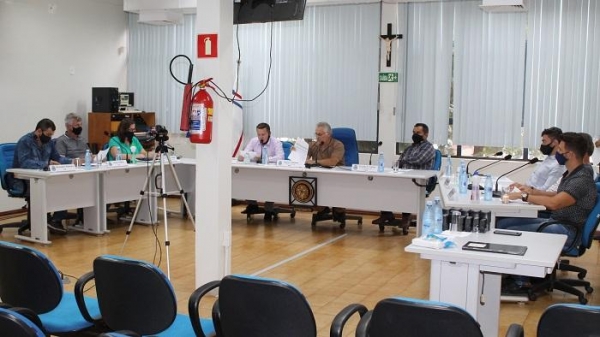 Vereadores de Palotina reunidos em sessão extraordinária, nesta quinta, dia 7. (Foto: Assessoria Câmara)