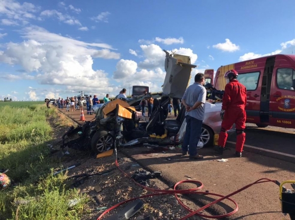 Carro e ônibus bateram de frente, em Campo Mourão — Foto: Samu/Divulgação