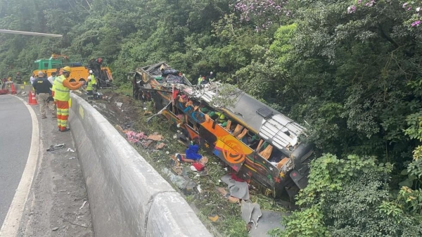 Ônibus saiu da pista e tombou, em Guaratuba, no Paraná — Foto: Arquivo pessoal/Juliano Neitzk