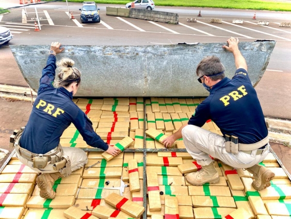 A droga estava no teto do baú. (Fotos: PRF)