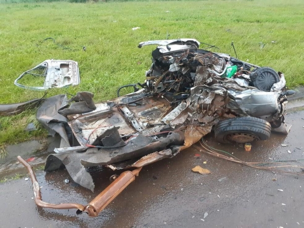 Carro se partiu ao meio após batida com caminhão, em Guarapuava — Foto: PRF/Divulgação