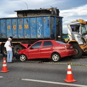 Acidente envolveu um carro e um caminhão, no Contorno Leste, em Curitiba — Foto: Wesley Cunha/RPC