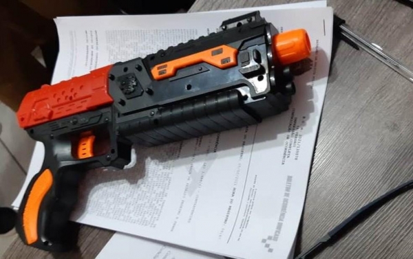 Suspeitos de tentativa de assalto usaram arma de brinquedo, em Corbélia — Foto: PRF/Divulgação
