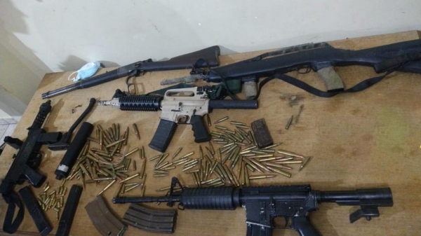 Foram apreendidas 05 (cinco) armas longas, sendo 02 fuzis calibre .556; 01 carabina calibre .30; 01 carabina puma e 01 submetralhadora, além de várias munições. (Foto: Divulgação-PM)