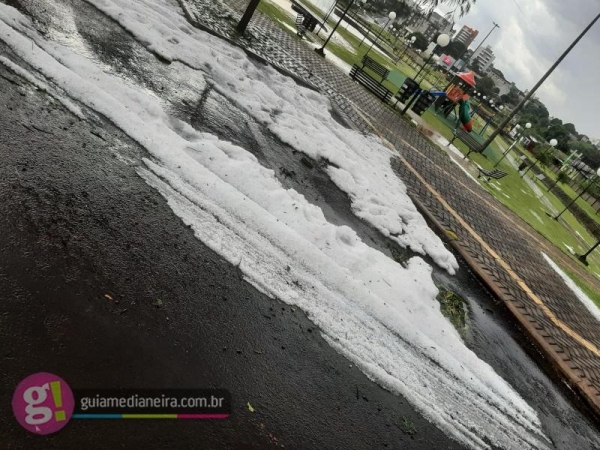 As pedras eram pequenas e chegaram a cobrir o chão em vários pontos da cidade.(Foto: Guia Medianeira)
