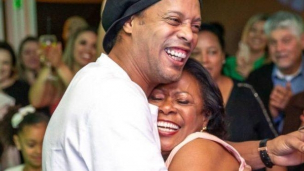  Foto: Reprodução Facebook Leia mais em: https://www.umdoisesportes.com.br/futebol/ronaldinho-gaucho-mae-covid-19/  Copyright © 2021, Gazeta do Povo. Todos os direitos reservados.
