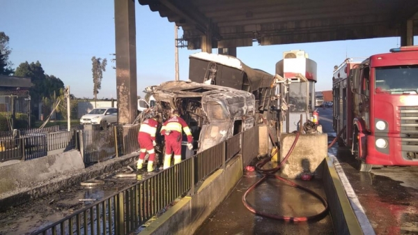 Acidente deixou motorista de caminhão morto (Foto: Divulgação PRF)