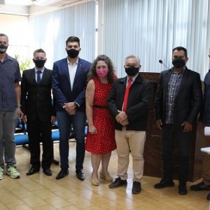 Vereadores com a secretária de Indústria, Comércio e Turismo, Regina Ticianeli Stefanello. (Foto: Assessoria Câmara)