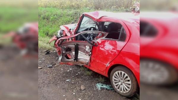 Carro ficou completamente destruído com o impacto. — Foto: Divulgação/PRE