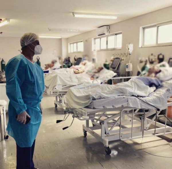 Luiz Ernesto visita pacientes no hospital na manhã de hoje. (Foto: Assessoria)