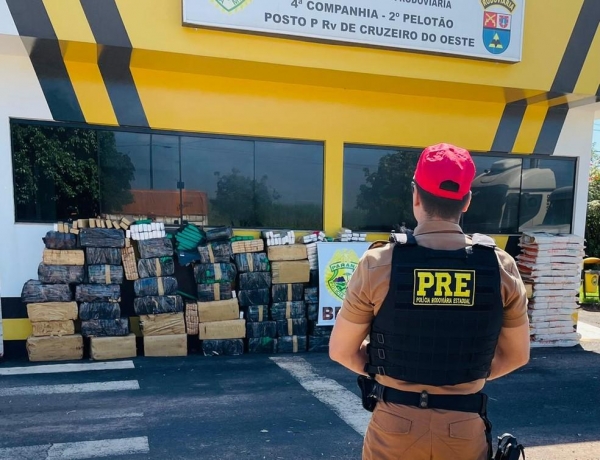 Droga foi apreendida em frente ao posto da PRE, em Cruzeiro do Oeste — Foto: PRE/Divulgação