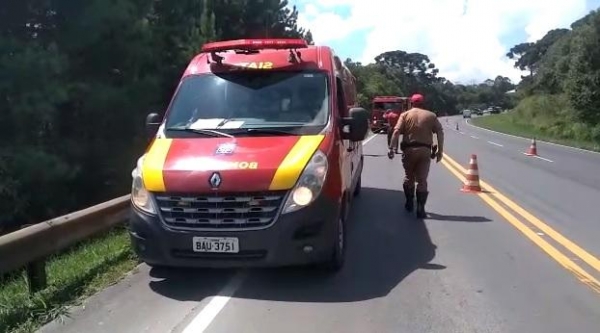 A peça atravessou todo o carro e ainda quebrou o para-brisa traseiro.(Foto: Reprodução)