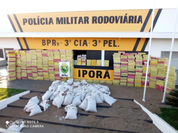 A droga estava dividida em  418 fardos, (Fotos: PRE Iporã)