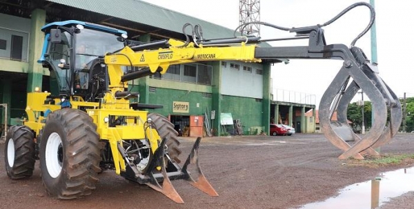 A nova e robusta Motocana de frente para a máquina de mais de 30 anos, que tanto já serviu ao município.(Foto: Assessoria)