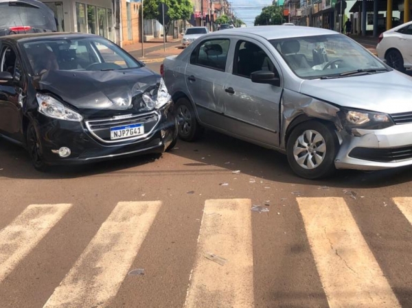 Com o impacto, o airbag do Voyage acionou e o condutor sofreu ferimentos leves no braços.(Foto: Rádio Difusora)