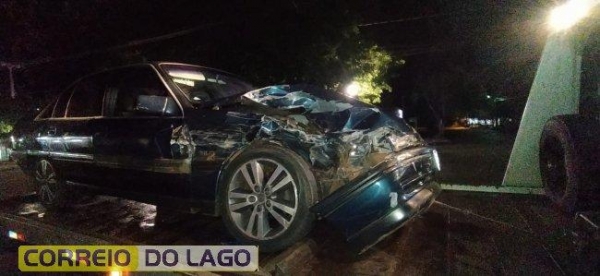 Após a colisão, o ômega ainda percorreu cerce de uma quadra do local da colisão.(Fotos: Correio do Lago)