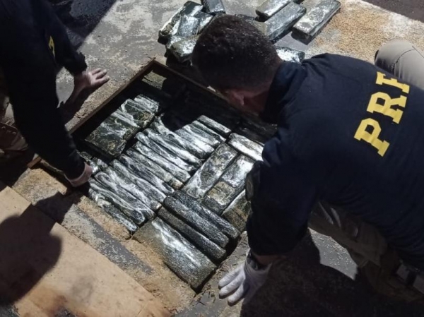 Os dois estavam carregando arroz, do Paraguai até Divinópolis (MG), tendo sido apresentada a nota fiscal da carga.(Fotos: PRF)