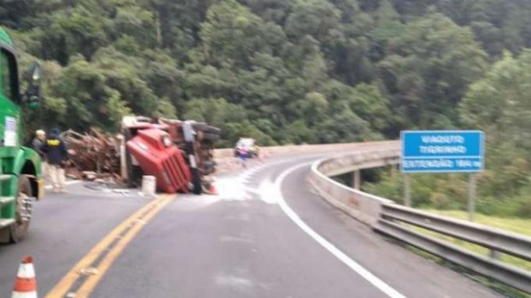 Equipe da Polícia Rodoviária Federal esteve no local e coordenou o trânsito, o fluxo está funcionando no sistema pare e siga.(Foto: PRF)