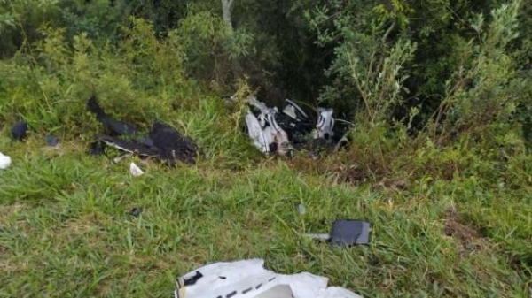 Após as batidas, todos os veículos saíram de pista e caíram em um barranco.(Fotos:PRF)