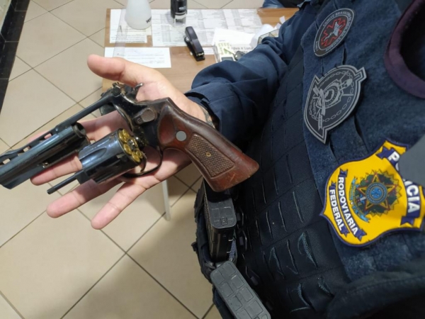 O homem que não tinha registro da arma nem autorização para portá-la foi preso em flagrante.  (Foto: PRF)