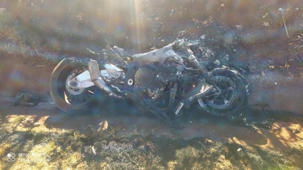 Moto pegou fogo depois de bater contra barranco — Foto: Polícia Rodoviária Estadual