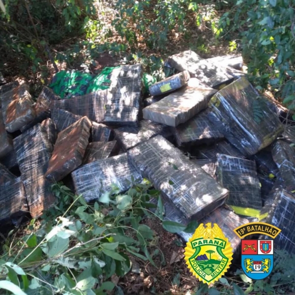 Durante a busca, a equipe localizou escondido, no meio da vegetação, diversos fardos de maconha. (Foto: Polícia Militar)