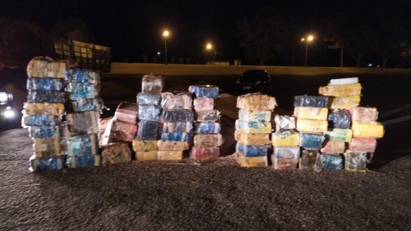 Foram apreendidos 1,7 mil quilos de maconha em meio a uma carga de soja, em Ponta Grossa, segundo a PRF — Foto: Divulgação/PRF