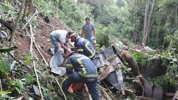 Caminhão despencou em uma ribanceira de 25 metros – Foto: Rafael Silvestrin/Tasabendo.com