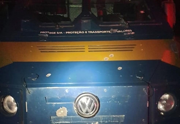 Carro-forte foi atingido por vários tiros — Foto: Arquivo pessoal
