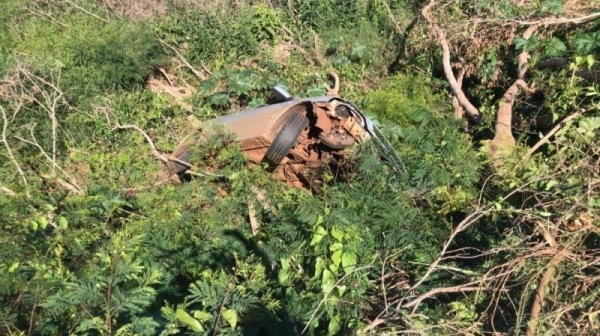 Desgovernado, o GM/Astra colidiu contra tocos e árvores e caiu em um barranco. (Foto: Ponto da Notícia)