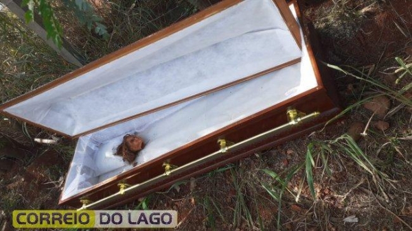 Um dos moradores foi verificar e registrou imagens do tal caixão, abandonado no local. (Foto: Correio do Lago)