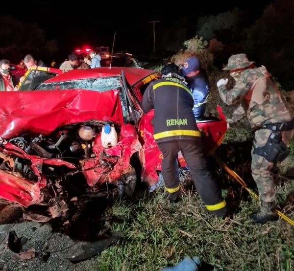 Três pessoas que estavam no carro dos bombeiros ficaram feridas, em União da Vitória — Foto: Cabo Zaqueu Josias Bohone/Corpo de Bombeiros