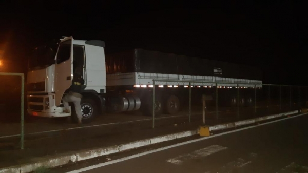 Na carreta foram localizados 400 mil maços de cigarro contrabandeados do Paraguai.(Foto: PRF)