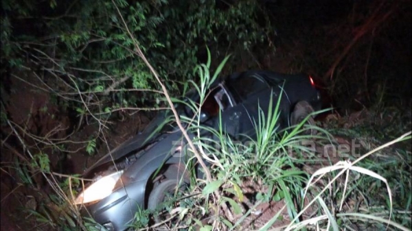 Duas pessoas ficaram feridas no acidente (Foto: Cristine Kempp/AquiAgora.net