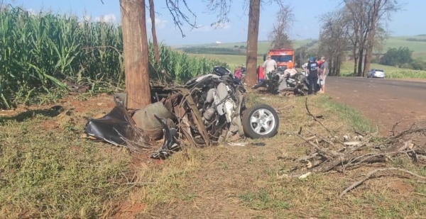 Jovem é ejetado após bater carro em árvores na PR-574, em Cafelândia — Foto: Genésio Roecher/Arquivo pessoal