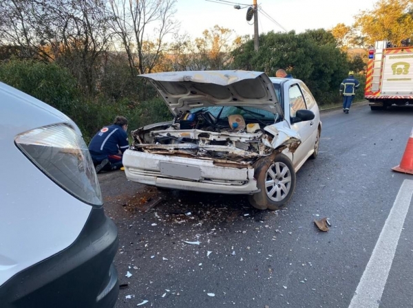 Carro bateu na traseira de um caminhão, na PR-170, segundo os bombeiros — Foto: Lucas Henning/RPC Guarapuava