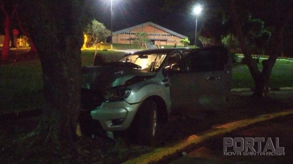 A Ford Ranger acabou colidindo contra uma árvore. (Fotos: PM)