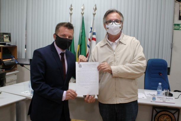Vereador Joarez Negrona e Celso Becker: reconhecimento. Crédito: Assessoria/Câmara