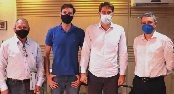 Prefeito Marcio Rauber, acompanhado do secretário de Indústria, Comércio e Turismo, Valdir Port (Portinho) recebeu em seu gabinete o novo CEO (diretor executivo) da companhia, Luiz Gonzatti, e o diretor de operações, Everton Kaufmann. (Foto: Assessoria)