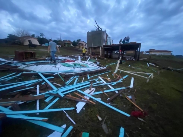 Em Sagrada Família, temporal causou destruição — Foto: Divulgação/Defesa Civil do RS