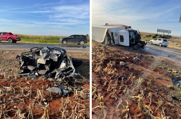 Com o impacto da colisão o caminhão tombou e o automóvel ficou praticamente destruído. (Foto: Rádio Clube)